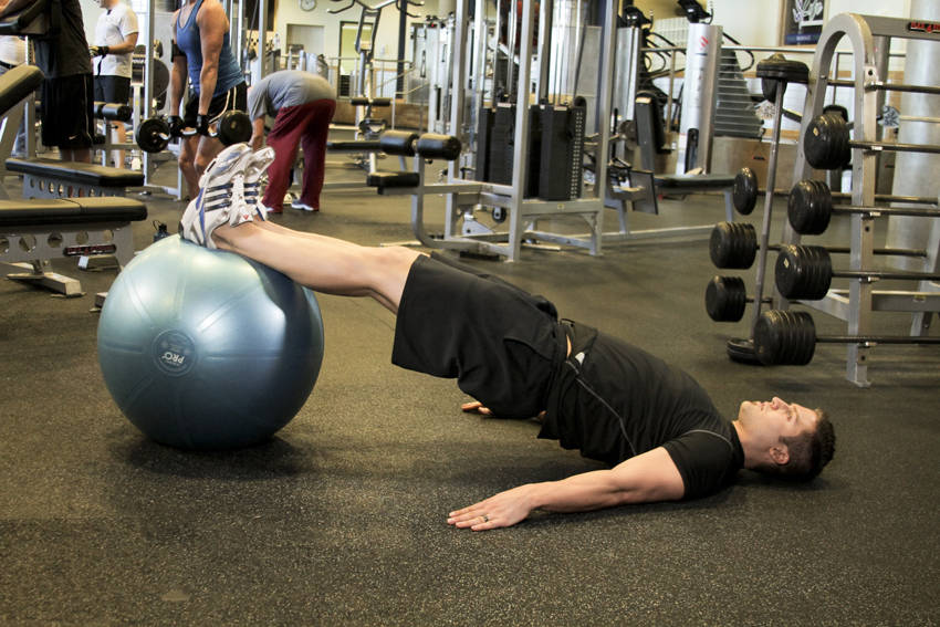 Ball Leg Curl start and end position