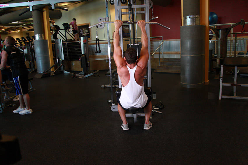 Close-Grip Lat Pulldown start and end position