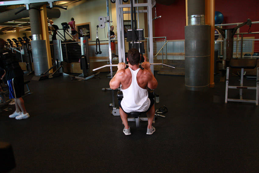 Close-Grip Lat Pulldown start and end position