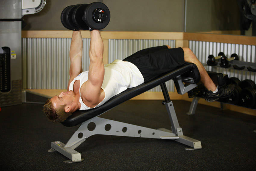 Eğimli Aşağı Dumbbell Press hareketi başlangıç ve bitiş pozisyonu