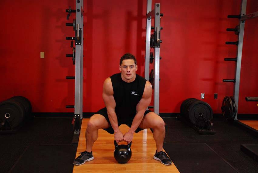 Kettlebell Sumo High Pull start and end position