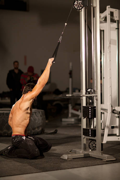 Kneeling Single-Arm High Pulley Row start and end position