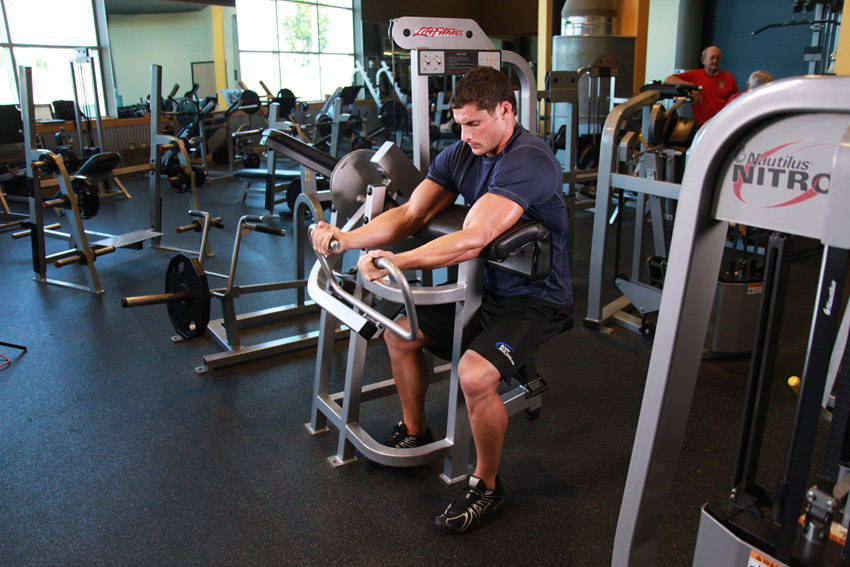 Makine Biceps Curl hareketi başlangıç ve bitiş pozisyonu