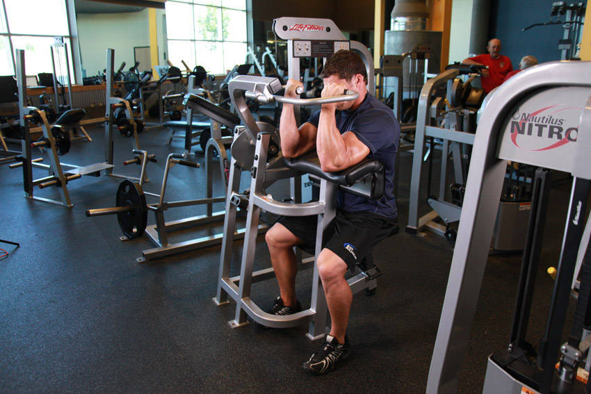 Makine Biceps Curl hareketi başlangıç ve bitiş pozisyonu