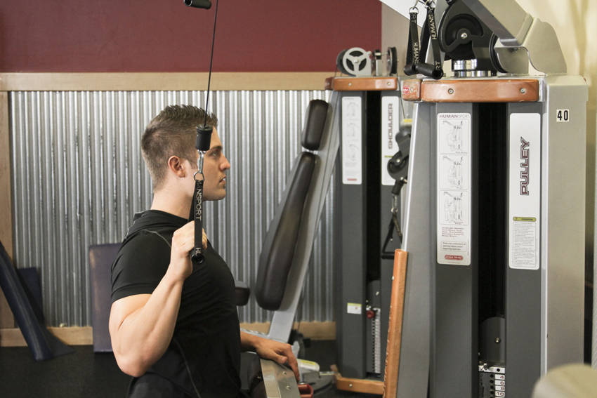 One Arm Lat Pulldown start and end position