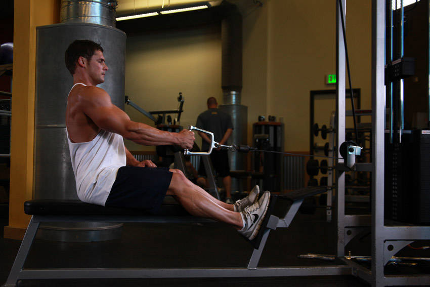 Seated One-arm Cable Pulley Rows start and end position