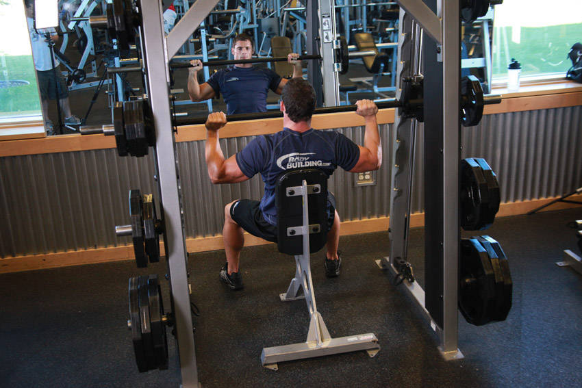 Oturarak Smith Machine Omuz Press hareketi başlangıç ve bitiş pozisyonu