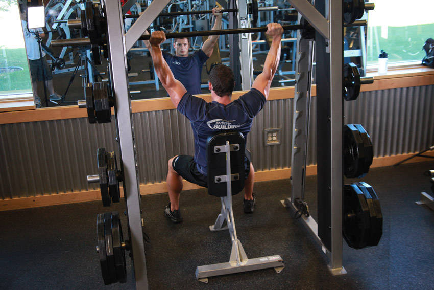 Oturarak Smith Machine Omuz Press hareketi başlangıç ve bitiş pozisyonu