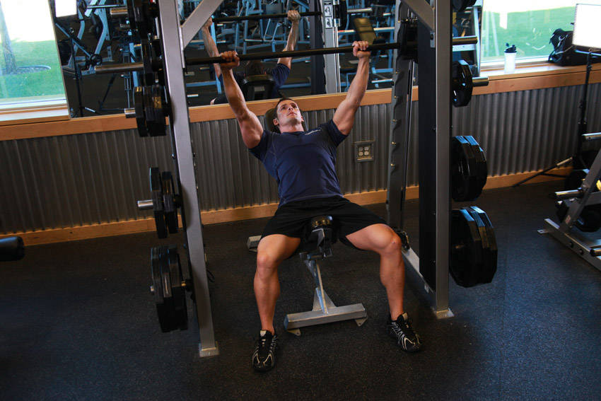 Smith Machine Eğimli Bench Press hareketi başlangıç ve bitiş pozisyonu