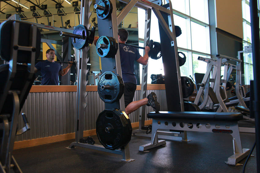 Smith Machine Split Squat hareketi başlangıç ve bitiş pozisyonu