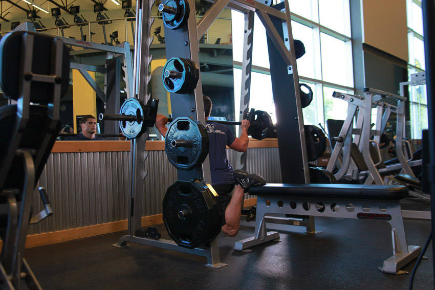 Smith Machine Split Squat hareketi başlangıç ve bitiş pozisyonu